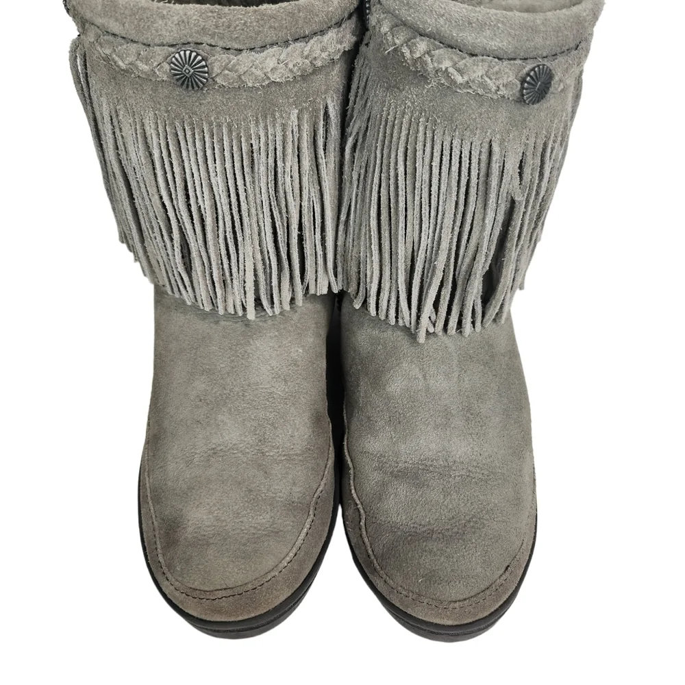 Minnetonka Gray Sheepskin Fur Lined Pug Boots Fringe Winter Moccasin Boot Size 7